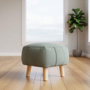 jasne wnętrze z pufą