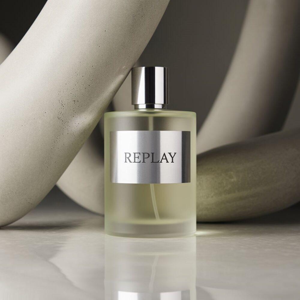 perfumy na białym tle