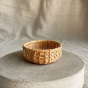 pleciony koszyk z bambusa